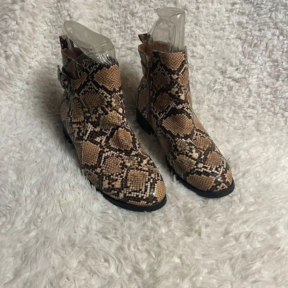 Masseys synthetic snake skin print ankle boots side zipper &buckle accent SZ9.5